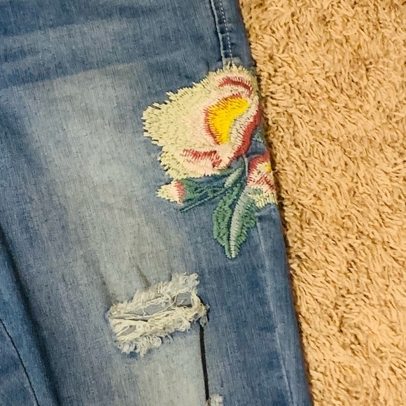 Distressed jeans - Picture 3 of 4
